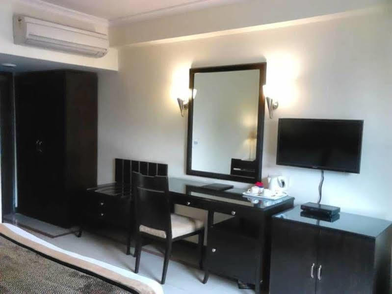 The Bmk Hotel Greater Kailash Delhi (National Capital Territory of India) Buitenkant foto